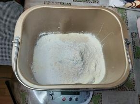 全部液体食材先放入面包机桶内，再加入剩下全部材料，除黄油外。