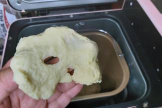 揉至能拉出厚膜，大约7-8分钟。（这里的时间仅供参考，每个人的机器情况不太一样）