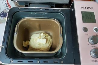 加入软化好的黄油。