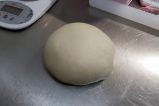 最后揉成一个光滑且不粘手的面团。