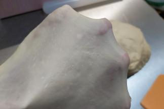 揉至能完全拉出均匀的手套膜。