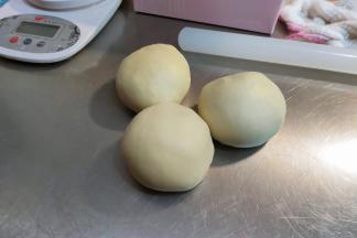 均匀的分成三等分，不需要一次发酵，这里三个面团也不要过度揉搓整圆。（每份大约186g）