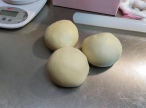 均匀的分成三等分，不需要一次发酵，这里三个面团也不要过度揉搓整圆。（每份大约186g）
