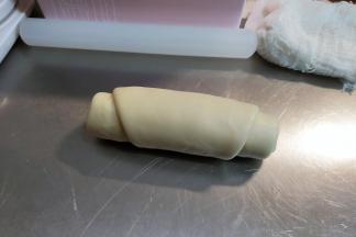 自上而下卷起。