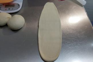 直接取一个面团，擀长，长度大约是40cm。