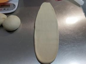 直接取一个面团，擀长，长度大约是40cm。