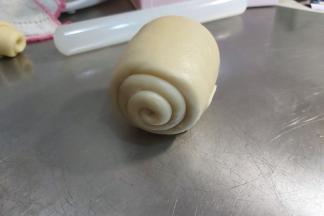 自上而下卷起。