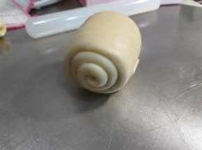 自上而下卷起。