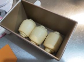 其余两个同法卷好一起放入吐司盒子。