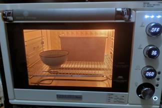 准备一碗热水，放入烤箱进行发酵。