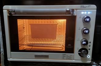 然后上火190度下火170度预热烤箱后把吐司盒子放入烤箱内，中下层烘烤40-45分钟左右。（温度时间仅供参考，每个烤箱都不同）