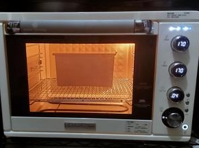 然后上火190度下火170度预热烤箱后把吐司盒子放入烤箱内，中下层烘烤40-45分钟左右。（温度时间仅供参考，每个烤箱都不同）
