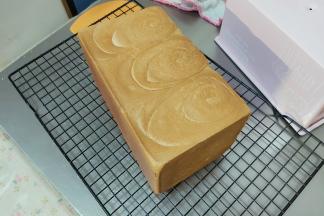 烤制完成后马上取出脱模。