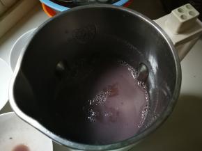 放入豆浆机里面，放入1000毫升清水，启动米糊键自动打好米糊