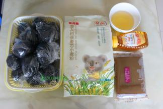 以下配料可以做12个，每个85克。莲蓉馅720克，月饼皮：金龙鱼澳麦粉100克、转化糖浆75克、花生油25克、枧水2克。