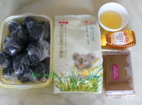 以下配料可以做12个，每个85克。莲蓉馅720克，月饼皮：金龙鱼澳麦粉100克、转化糖浆75克、花生油25克、枧水2克。