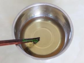 月饼皮的制作：转换糖浆倒入碗里，加枧水、花生油搅拌均匀。