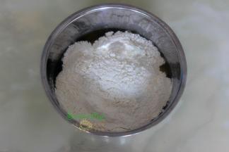 金龙鱼澳麦粉过刷，倒入拌均，揉搓光滑面团，因为这个皮比较软，做月饼的时候记得带手套，会更好的操作。