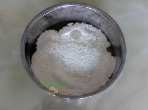 金龙鱼澳麦粉过刷，倒入拌均，揉搓光滑面团，因为这个皮比较软，做月饼的时候记得带手套，会更好的操作。