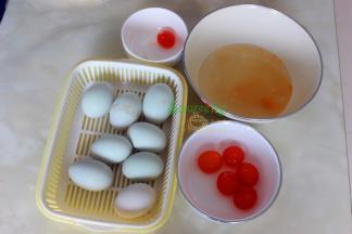 月饼馅的制作：咸蛋去壳去蛋白，取出咸蛋黄，喷一点白酒放入烤箱烤10分钟，取出。