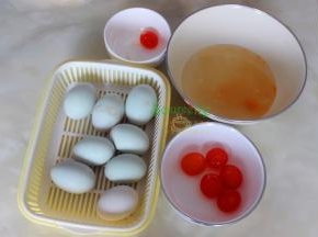 月饼馅的制作：咸蛋去壳去蛋白，取出咸蛋黄，喷一点白酒放入烤箱烤10分钟，取出。