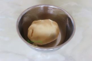 揉好的面团盖上保鲜膜，静放2小时。