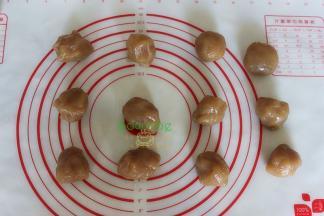 莲蓉馅分60克一个，用手揉搓光滑的小团。