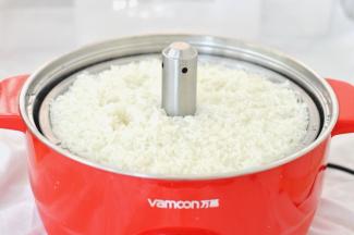 在做鱿鱼饭之前，先将米饭闷熟，最近大家都提倡健康脱糖，我今天也用万慕锅蒸了一锅脱糖米饭，将大米清洗干净，放到生姜火锅的蒸网上，锅里放上1刻度的清水，之后将滤网放到锅里，按脱糖键，选择口味适中将米饭蒸熟，米饭刚开始是在水中泡住，之后会自动升起开始蒸，蒸熟的米饭颗粒分明，口感软糯