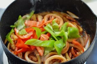 最后再将红辣椒跟绿辣椒放进去