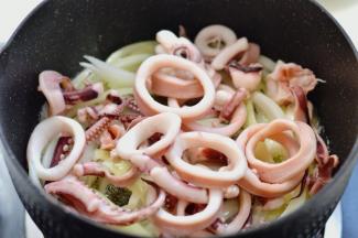 鱿鱼放进去爆炒一小会