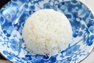 将刚刚煮熟的米饭装到小碗内，用饭铲压实，之后倒扣在盘子上