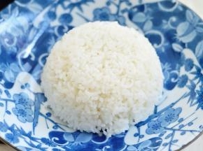 将刚刚煮熟的米饭装到小碗内，用饭铲压实，之后倒扣在盘子上