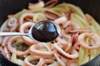 加一点点盐，一勺酱油跟一勺蚝油