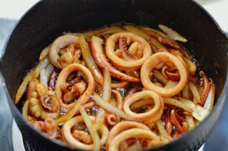 一起翻炒均匀，让鱿鱼裹满酱汁