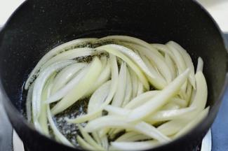 炒锅里放上适量的植物油，大火加热，油温热起来后将洋葱放进去爆炒
