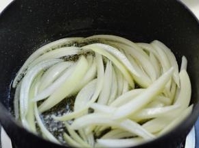 炒锅里放上适量的植物油，大火加热，油温热起来后将洋葱放进去爆炒
