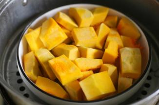 南瓜洗净去皮去瓤切小块大火蒸熟。