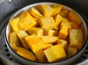 南瓜洗净去皮去瓤切小块大火蒸熟。
