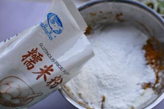 分多次加入糯米粉拌匀。