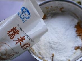 分多次加入糯米粉拌匀。