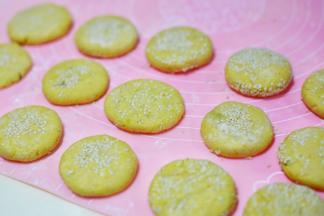 然后压扁，上面撒一层白芝麻。