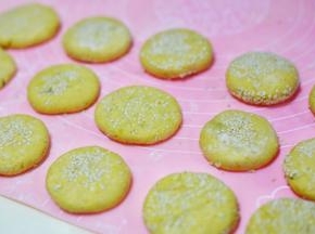 然后压扁，上面撒一层白芝麻。