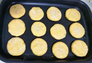 放入平底锅中，煎至两面金黄。