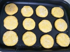 放入平底锅中，煎至两面金黄。