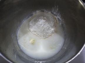 将黄油以外的所有材料放入搅拌桶中，水建议用冰水，因为广东地区温度还很高。