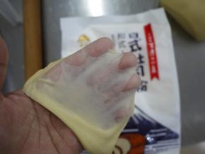 面团揉至完全阶段，薄膜能看到指纹了。