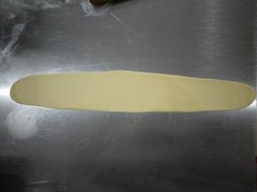 然后直接把面团擀成40厘米长。