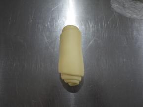 然后自上而下地卷起来。剩下的2个面团也是如此操作。