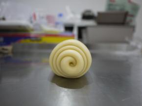 面团无需松弛，直接又擀成长条，约40厘米，再次卷起。