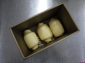 把卷好的面团放入模具中，在温度35度下进行发酵。